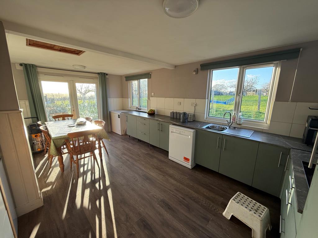 Lot: 43600 - DETACHED BUNGALOW WITH PLANNING FOR ADDITIONAL HOLIDAY LET - Kitchen Diner